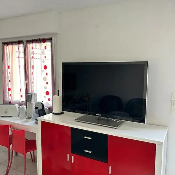 Hébergement Studio，位于Saint-Martin-des-Noyers的酒店