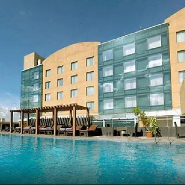 浦那皇家奥奇德中心酒店，位于Yeraoda的酒店
