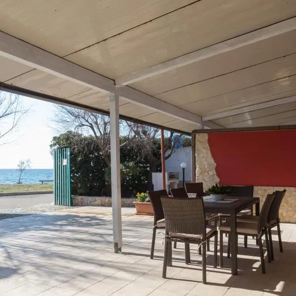 Villetta Lana 1 fronte mare a Punta Grossa di Punta Prosciutto，位于普罗斯西托角的酒店