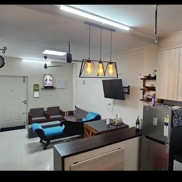 LausDeo1 self checkin 2BHK AC corner flat top floor，位于特里凡得琅的酒店