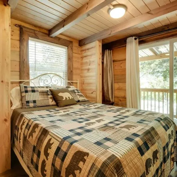 Indian Point Cabin 19 near SDC, Branson, and Table Rock Lake，位于布兰森的酒店