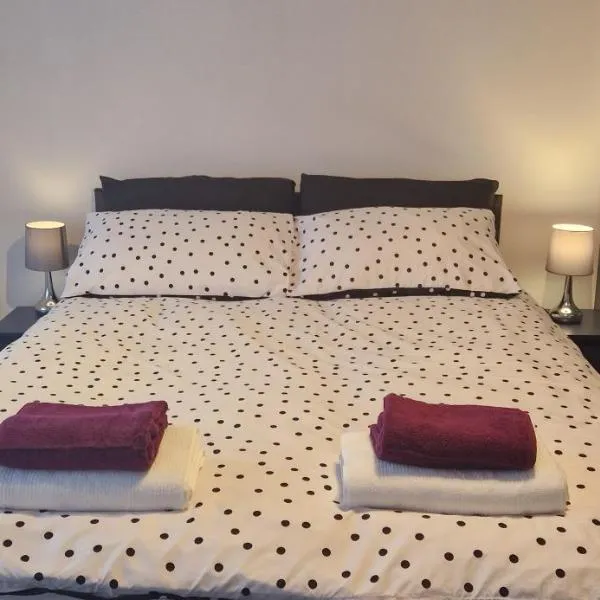 Large Double room near London Heathrow Airport，位于海斯的酒店