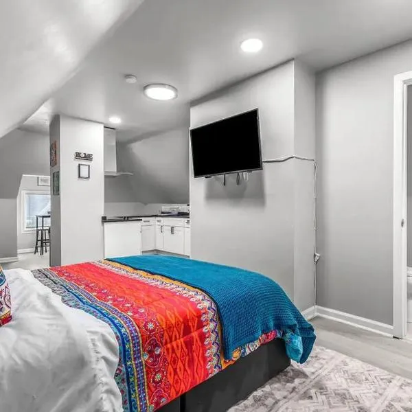 3rd Story Loft Islandview Pets Included with Free Parking!，位于底特律的酒店