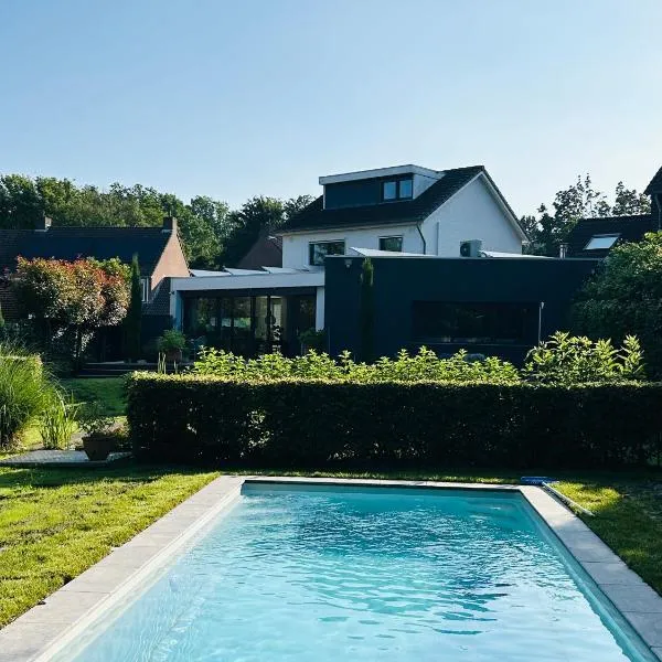Nice house with swimming pool near Maastricht，位于Bunde的酒店