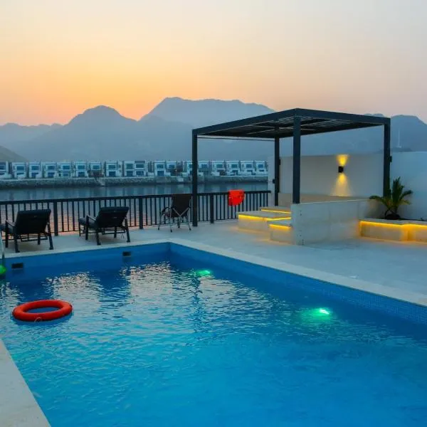 The Blue Moon Villa - Al Dana Island Fujairah，位于富查伊拉的酒店