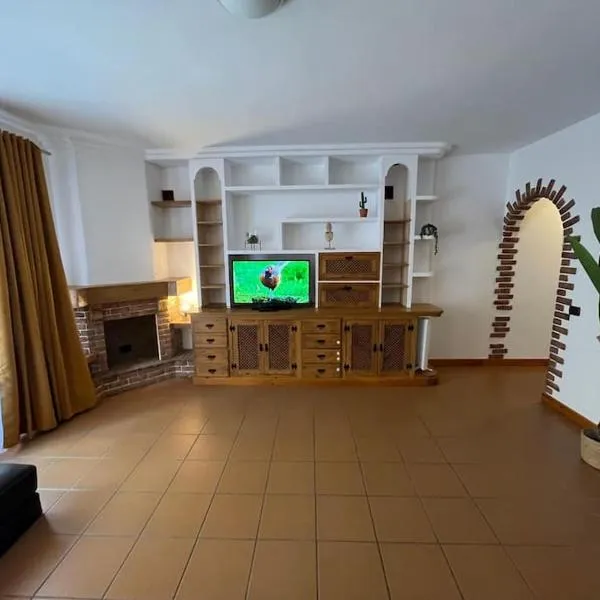 Centro Toscal 3 dorm Patio Cocina，位于洛斯雷亚莱霍斯的酒店