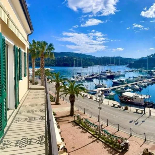 Luxury Seafront Penthouse，位于阿祖罗港的酒店