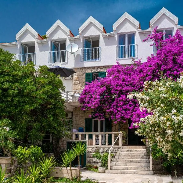Aurora Beachfront Luxury Rooms&Suites，位于布雷拉的酒店