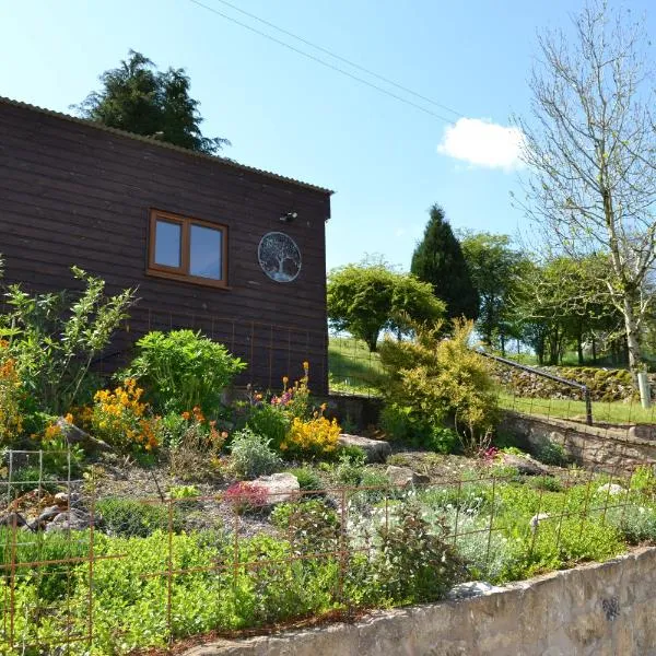 The Warren Lodge Cabin at Ashes Farm, near Settle，位于塞特尔的酒店