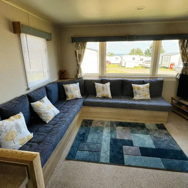 Meadowside Caravan Hire Haven Kent Coast，位于希尔内斯的酒店