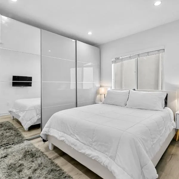 Muirfield Chic City Bungalow with Parking，位于洛杉矶的酒店