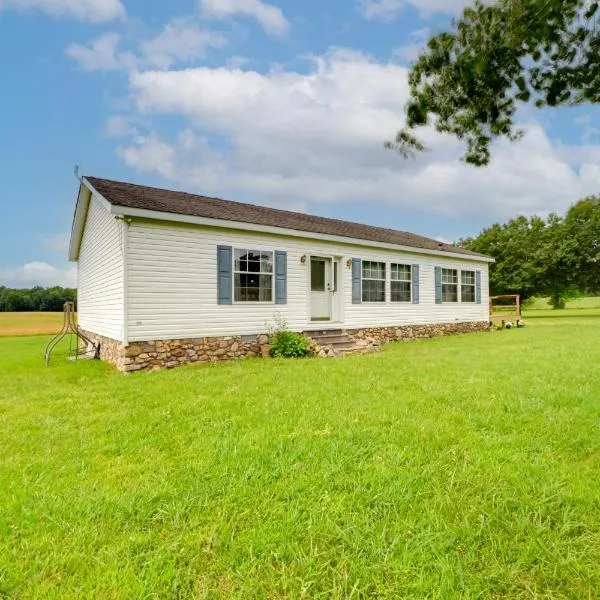 Warm & Inviting Family Home - 2 Mi to Golf Course!,位于McEwen的酒店