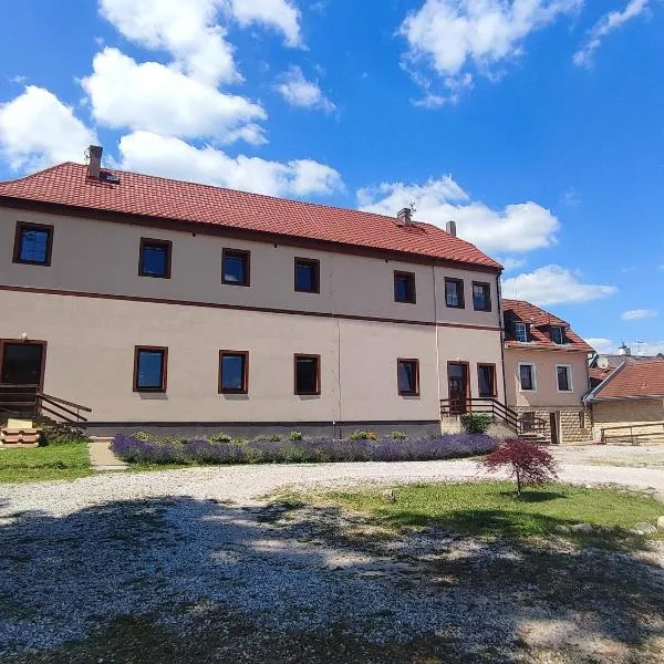 Zámeček Čeřov，位于伊钦的酒店