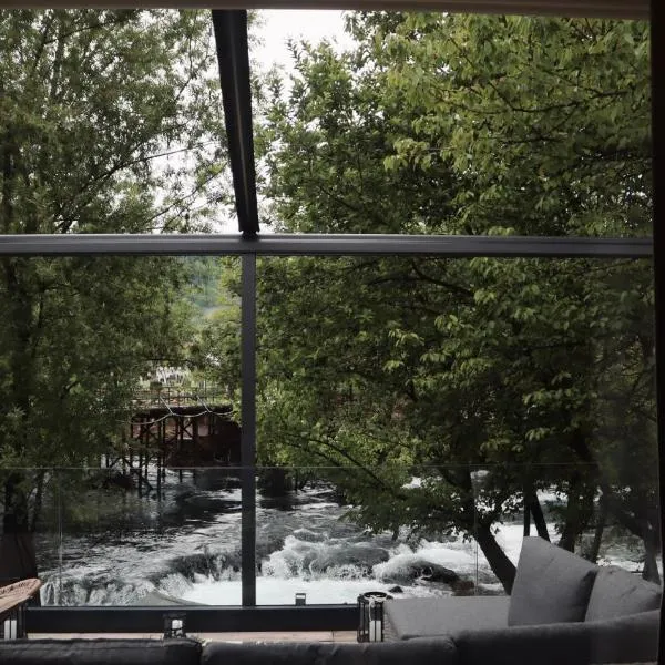 Waterfall Glamping Cabin，位于比哈奇的酒店