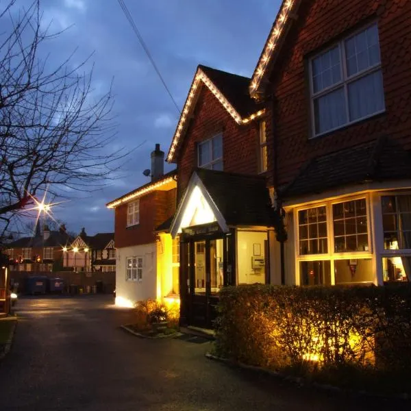 Corner House Hotel Gatwick with Holiday Parking，位于红山的酒店