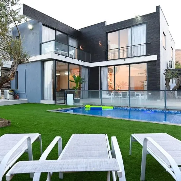 וילאה- וילות מושלמות למשפחות עם בריכות פרטיות מחוממות ליד הכנרת，位于马格达拉的酒店