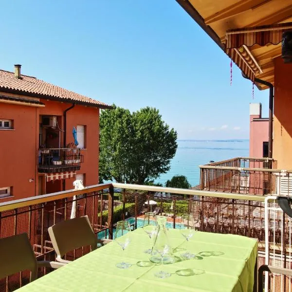 Appartamento bellissima vista lago, spiaggia privata,nuovo，位于加尔达的酒店