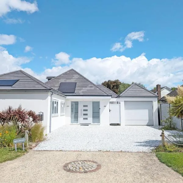 One Elms Way - Sleeps 8 - West Wittering，位于西威特灵的酒店