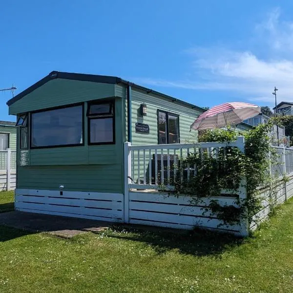 LOVELY BRIGHT MODERN CARAVAN SWANAGE on PEACEFUL AND TRANQUIL HOLIDAY PARK，位于斯沃尼奇的酒店