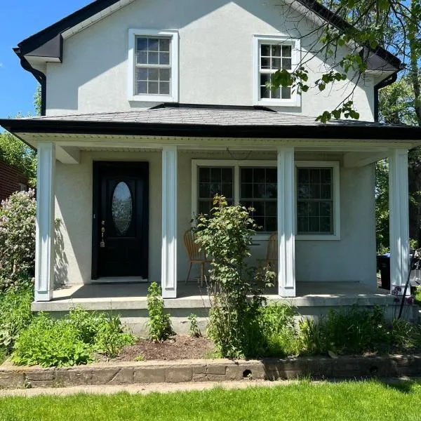 3BDRM Home minutes to Port Credit & Waterfront trails in Mississauga，位于米西索加的酒店