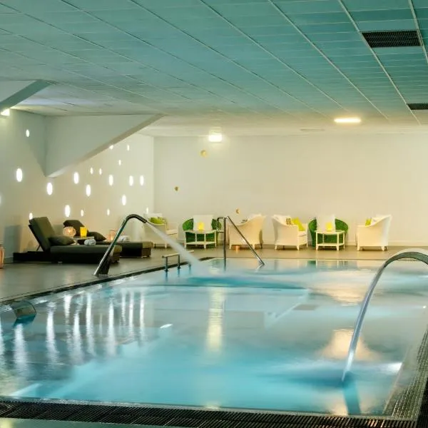 开房村体育温泉酒店，位于São Gens的酒店
