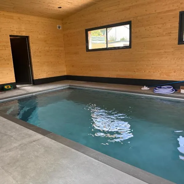 L'Antre de Kergoff - Piscine intérieure chauffé et Accès Lac，位于Caurel的酒店