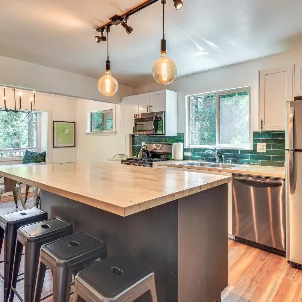 Cozy Retreat with Deck about 2 Mi to Pinecrest Lake!，位于Strawberry的酒店