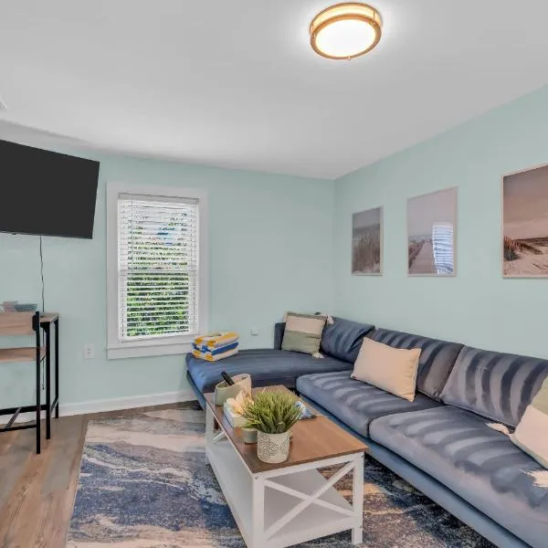 6-Min Walk to Asbury Park & OG Main St - Updated & Cozy Apartment in Historic Ocean Grove - Fire Pit & Patio - Fast Wi-Fi，位于欧申格罗夫的酒店