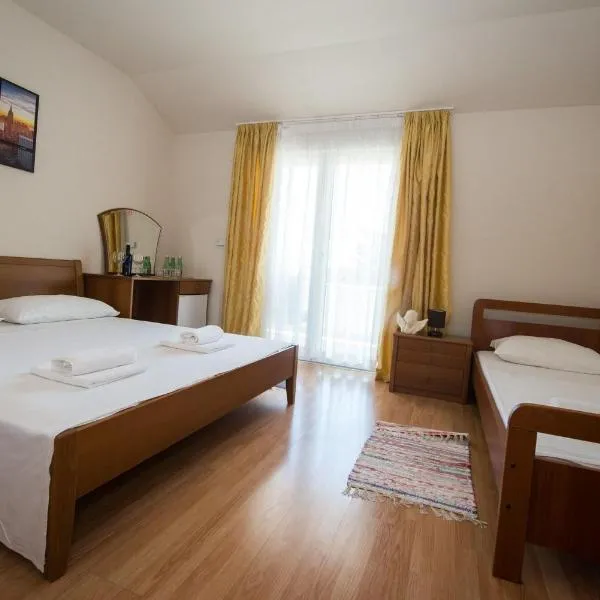airport rooms Manufaktura，位于卡什泰拉的酒店