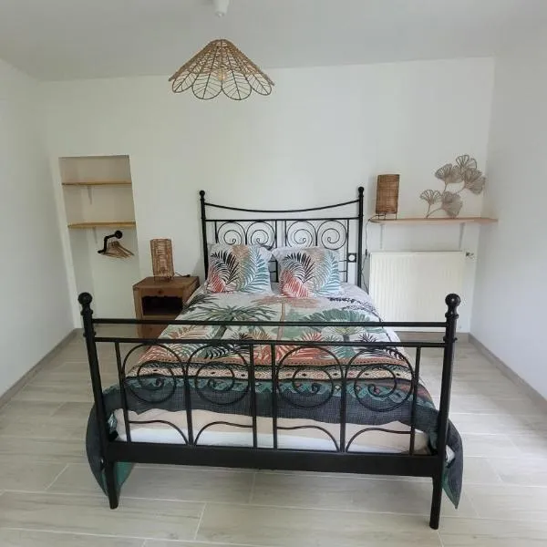Le Truc en plus, accessibles PMR, appartement 45 m2 mitoyen dans une maison avec un autre appartement，位于Guérard的酒店