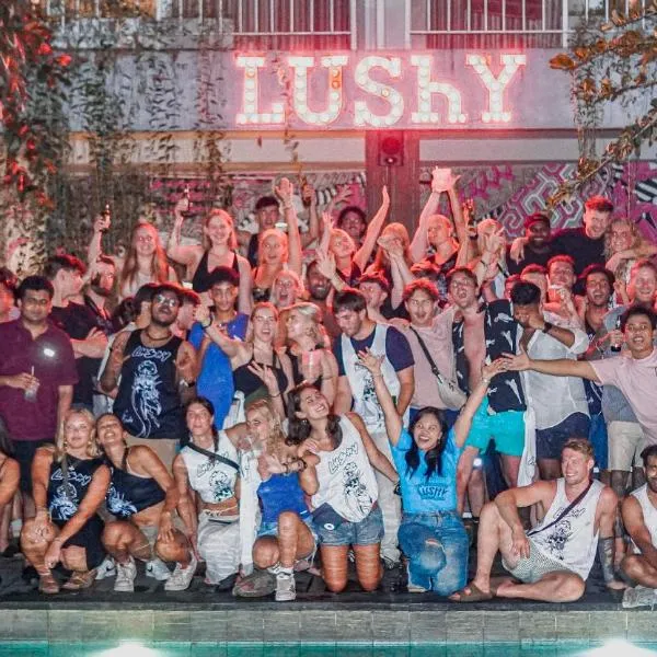 Lushy Hostel Canggu，位于塞米亚克的酒店