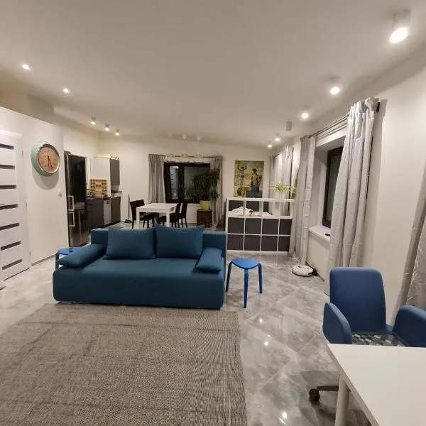 Airport Private Apartment, Advance Registration, No Reception, Self Check-in, Calm Environment, Non-Smoking Guests，位于Kněžívka的酒店