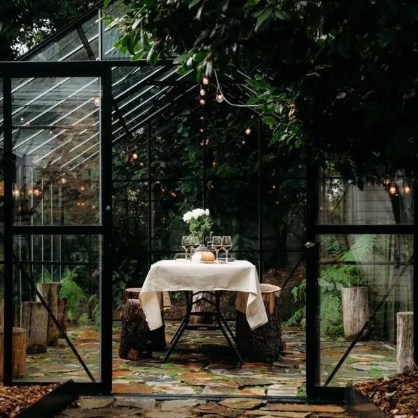 Luxury Treetop Escape with a Garden glasshouse，位于卡洛拉马的酒店