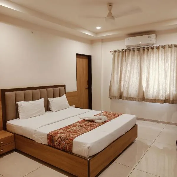 Hotel TrushaDham Near to Mahalaxmi Temple Kolhapur，位于戈尔哈布尔的酒店