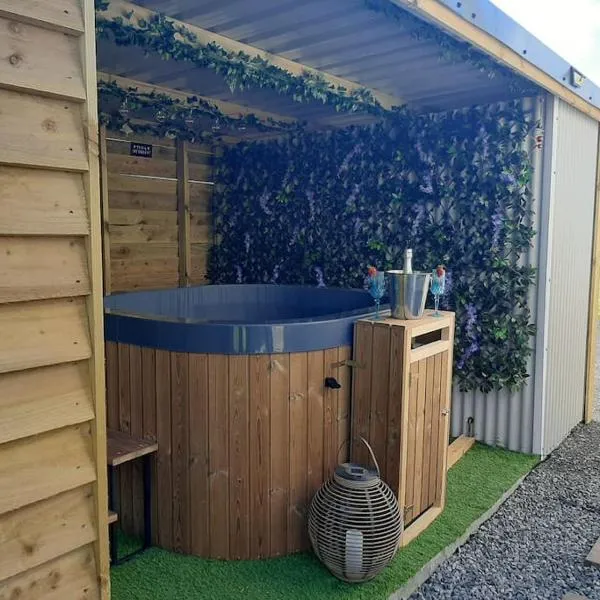 Anglesey new modern shepherds hut with spa hot tub，位于Gwalchmai的酒店