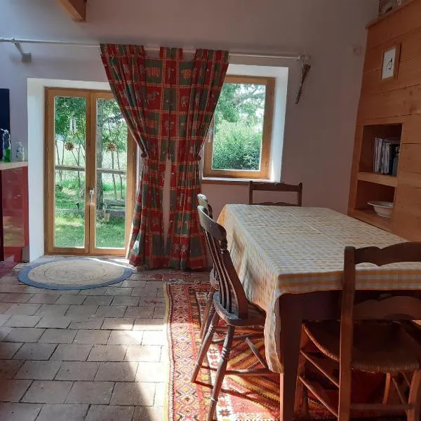 Bramble cottage，位于Saint-Didier-en-Donjon的酒店