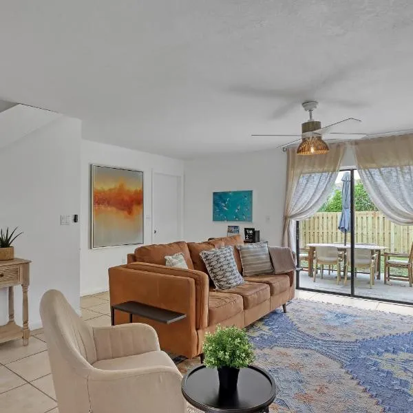 Spacious Townhome 5 Mins Walk to Beach，位于可可比奇的酒店