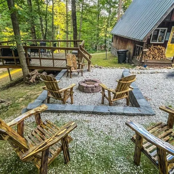 HOT TUB -Secluded Cabin Cave Run Lake and near Red River Gorge，位于Wellington的酒店