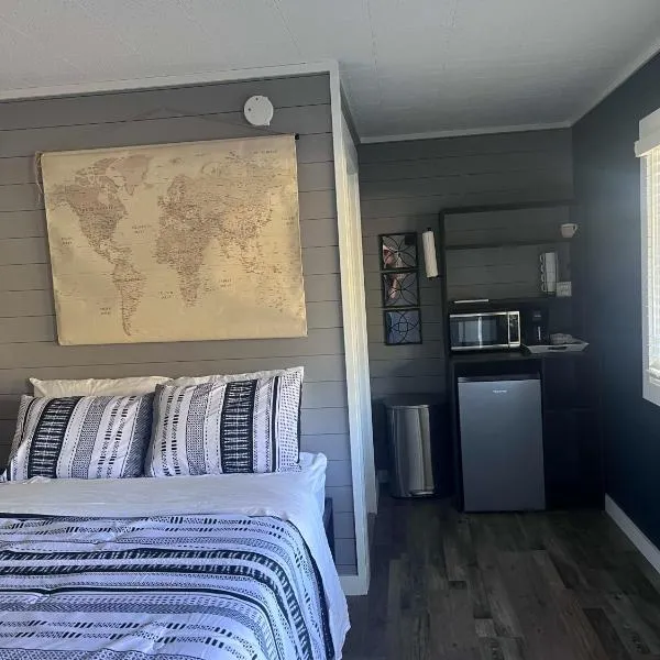 TeePee Room 16-Newly Renovated，位于Roscommon的酒店