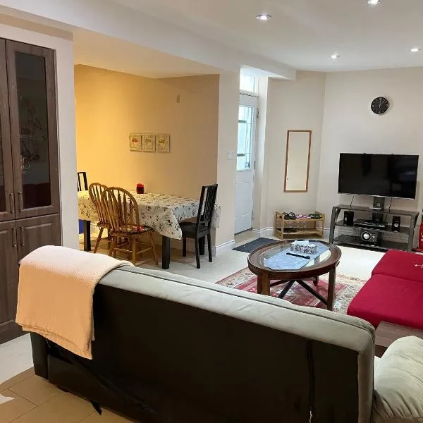 2 bedroom basement with parking，位于列治文山的酒店