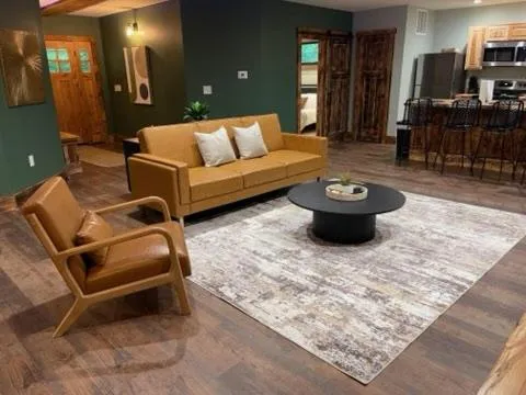 Pine Creek Cabins & Camping Resort，位于South Bloomingville的酒店