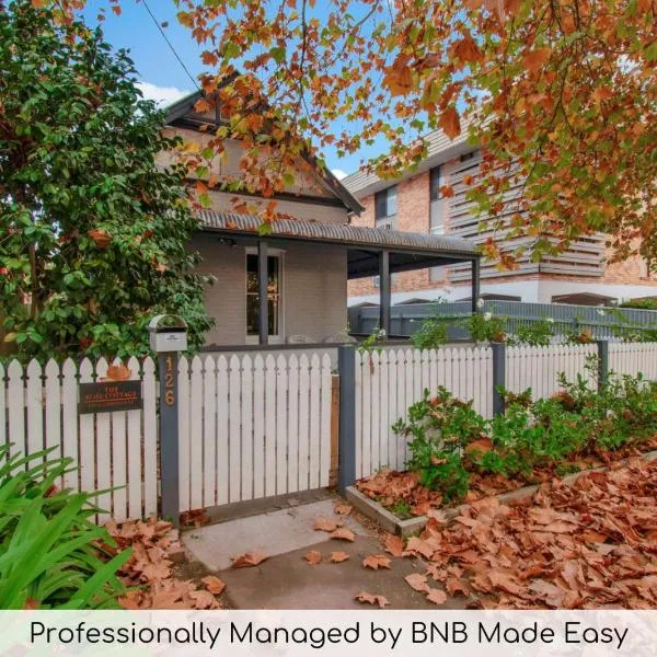 Rose Cottage - Stroll to CBD, Leafy Setting，位于沃加沃加的酒店
