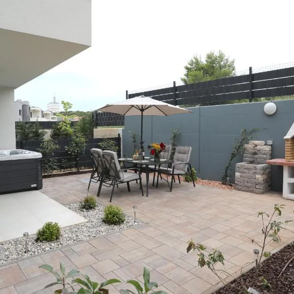 New luxury air-conditioned apartment, with jacuzzi, free parking and gardens，位于普拉的酒店