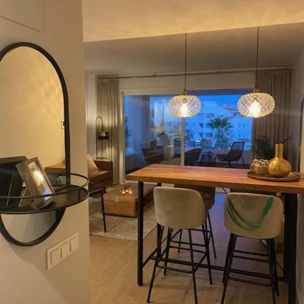 Luxury Isea Calaceite apartment with fantastic seaview，位于马拉加的酒店