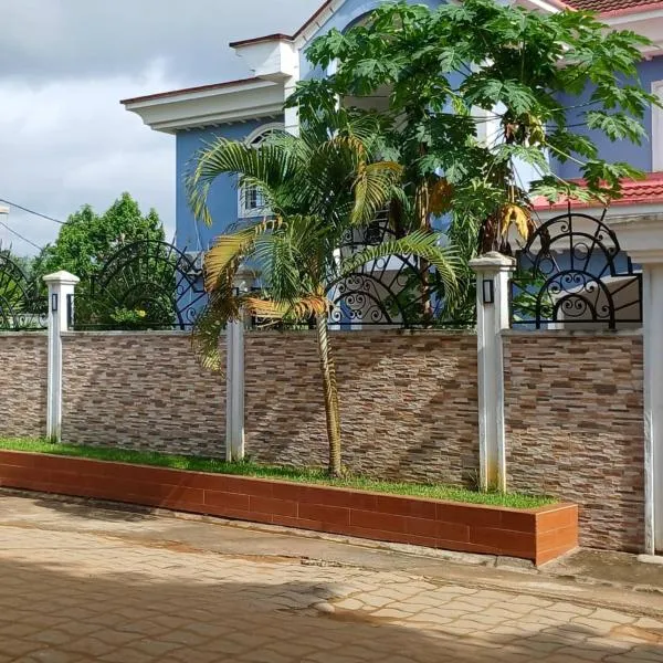 Duplex meublé 5 chambres, piscine, ménagère, voiture à louer Douala Yassa - Tigson，位于杜阿拉的酒店