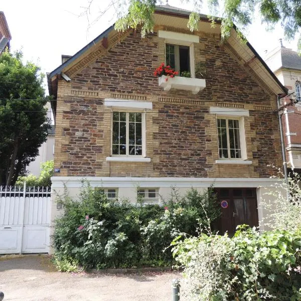 Chambre d'hôte le jardin de l'Esplanade Rennes Centre et gare，位于雷恩的酒店