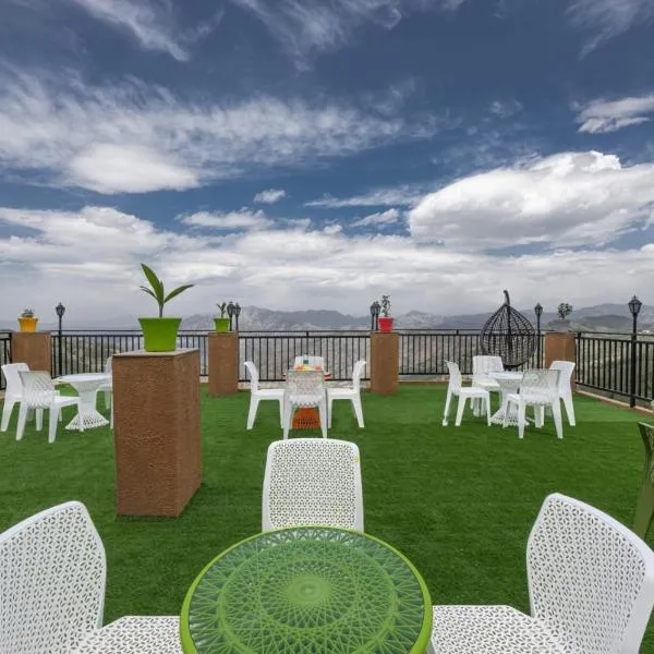 The Green Trails Kufri I Vacations I Conference I MICE I Family Events I Open Air Terrace I Sky Bonfire I Wooden Rooms With Pvt Balconies I by Exotic Stays，位于库夫里的酒店