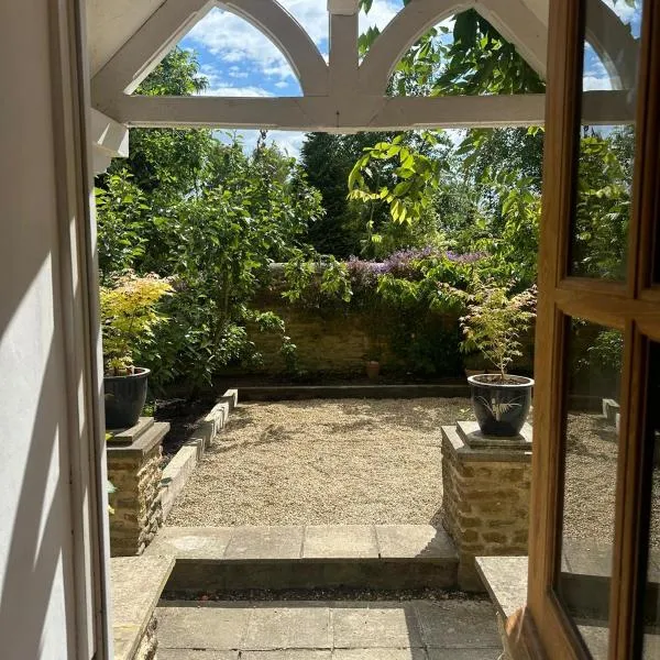 Cotswold Cottage，位于阿斯顿尖塔的酒店