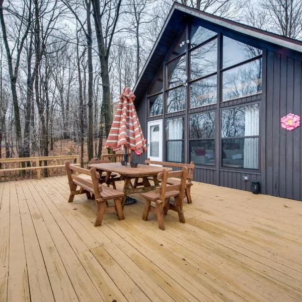 Gouldsboro Cabin with Fire Pit and Community Perks!，位于Gouldsboro的酒店