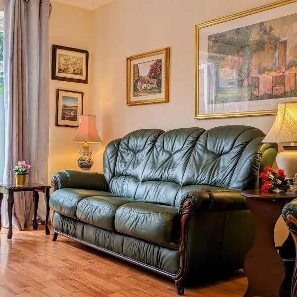 Sherlock's House -Moray Entire house Two bedroom 5 beds Private free parking & WiFi Flat TV Garden Shops，位于Castle Gresley的酒店